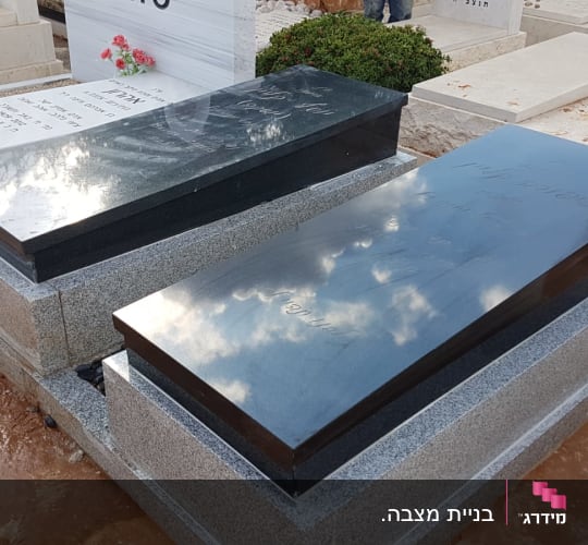 שתי מצבות מגרניט שחורה מבריקה בבית עלמין